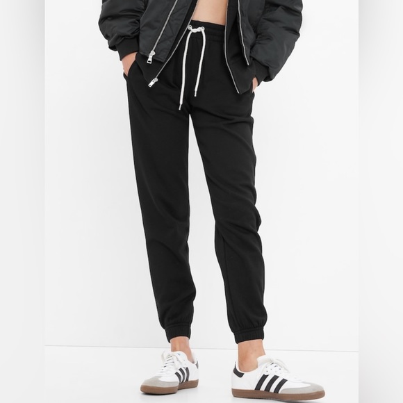 GAP vintage soft classic joggers in true black. - Picture 1 of 6